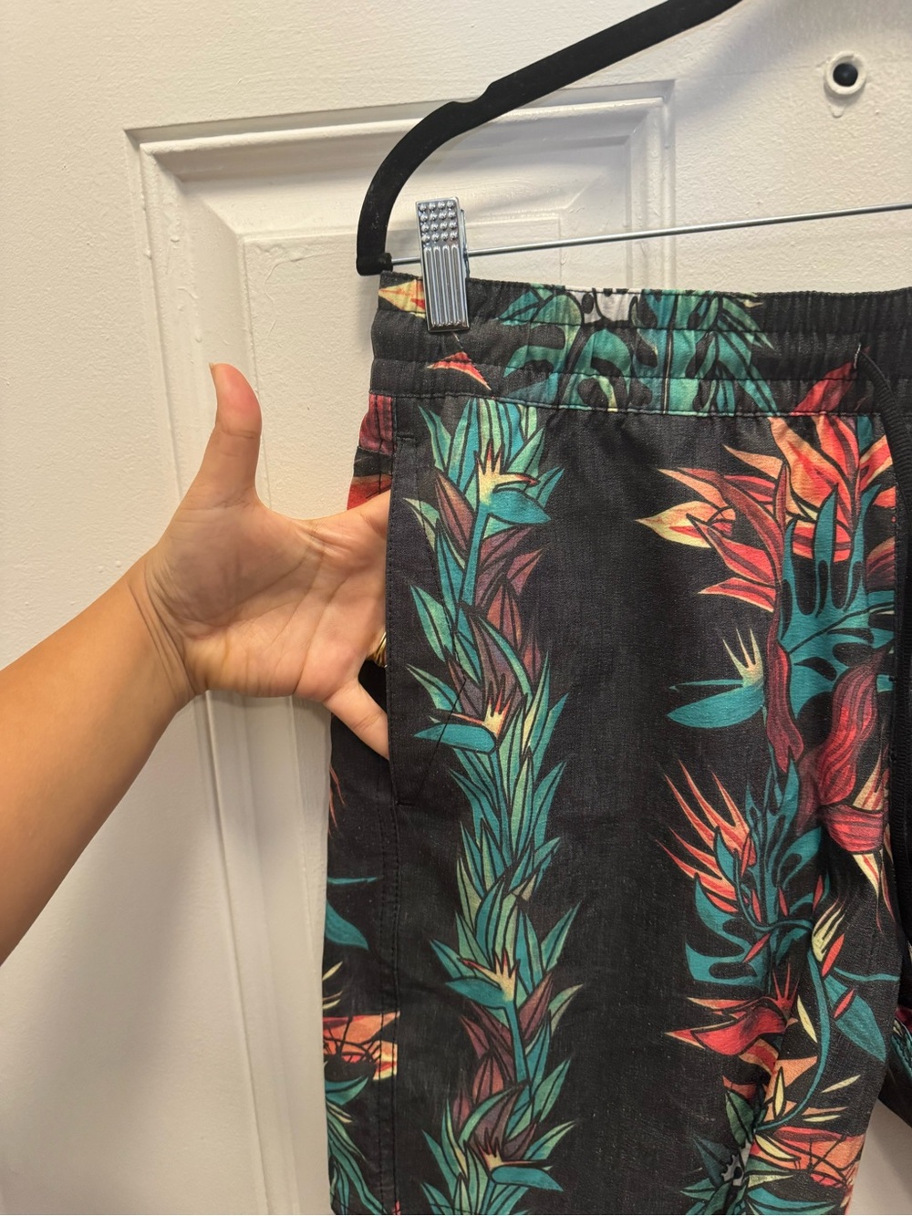 Volcom Black Tropical Floral Hybrid Shorts 0518 - Picture 5 of 8